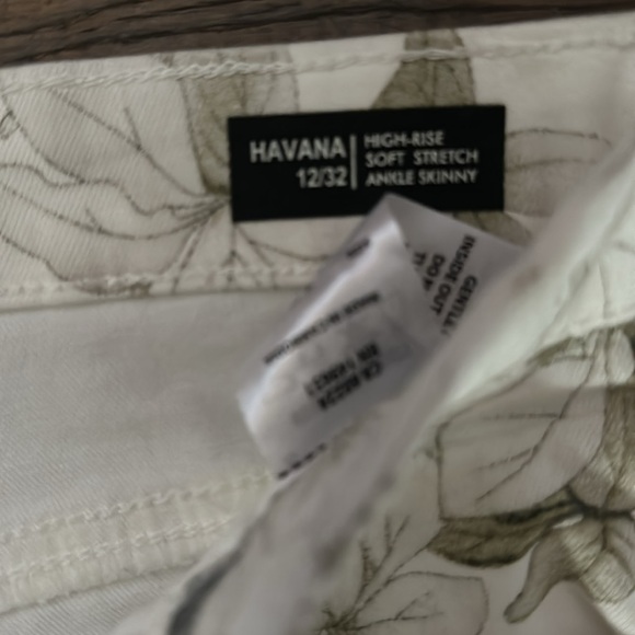 4 piece women’s lot of Spring/Summer Capris Cropped Pants Size 12/32/L - Picture 11 of 11